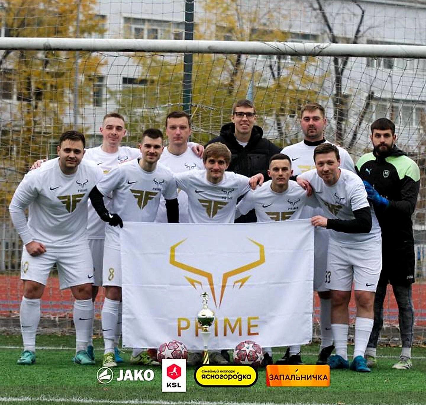 Команда PRIME з прапором і кубком